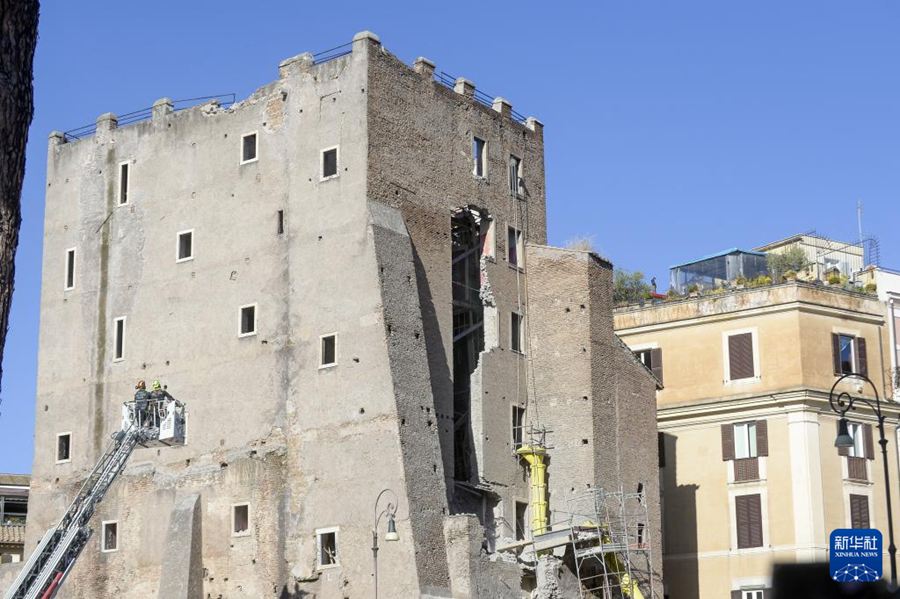 Roma: crollo parziale di torre medievale provoca quattro feriti