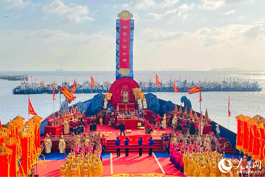 Ogni anno, un gran numero di devoti provenienti dalla Cina e dall'estero si recano a Meizhou per rendere omaggio a Mazu. (Lin Ying/Quotidiano del Popolo Online)