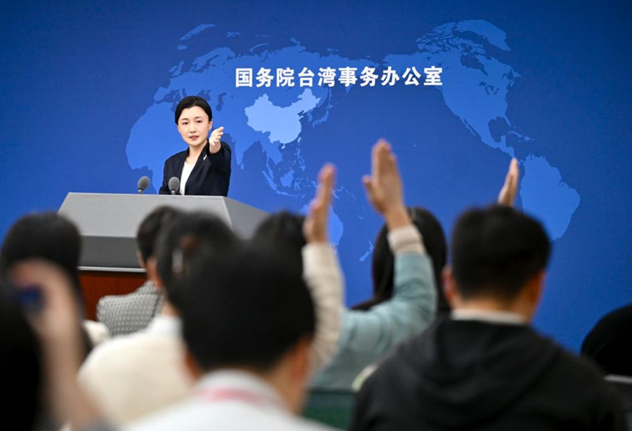 Zhang Han, nuova portavoce dell'Ufficio per gli Affari di Taiwan del Consiglio di Stato, durante una conferenza stampa a Beijing, capitale della Cina. (5 novembre 2025 - Xinhua/Chen Yehua)