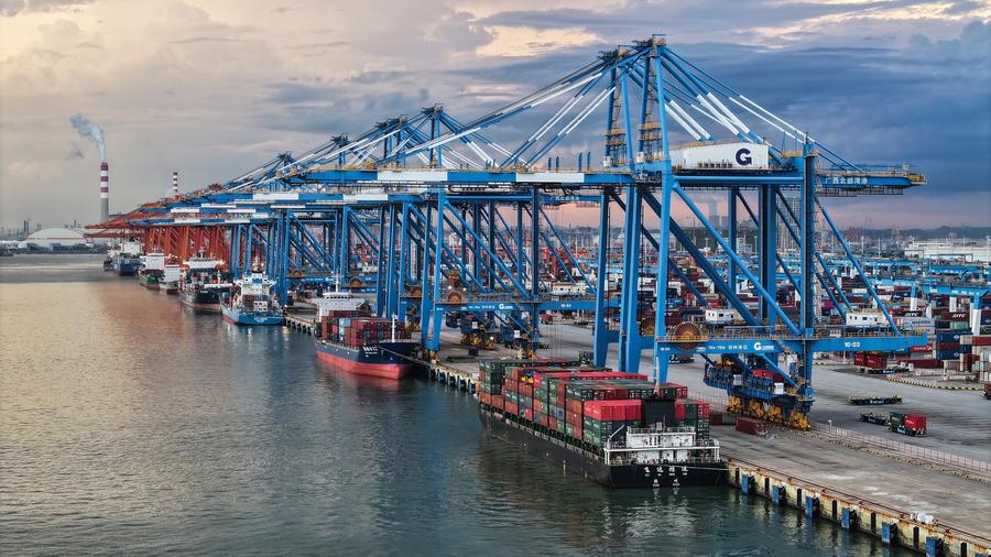 Vista del porto di Qinzhou, nella Regione Autonoma Zhuang del Guangxi, Cina meridionale. (16 settembre 2025 - Xinhua/Zhang Ailin)