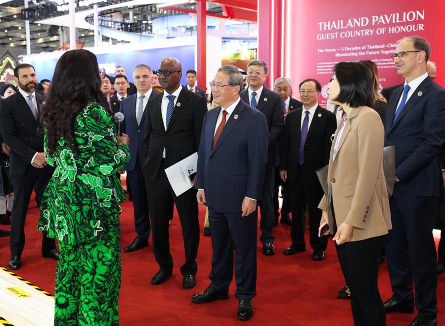 Il premier cinese Li Qiang e i leader stranieri presenti all'ottava edizione della China International Import Expo (CIIE) visitano gli stand dopo la cerimonia di apertura dell'ottava edizione della CIIE e dell'Hongqiao International Economic Forum a Shanghai, nella Cina orientale. (5 novembre 2025 - Xinhua/Huang Jingwen)
