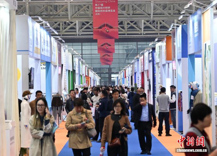 Fiera internazionale dei tessuti attrae commercianti cinesi e stranieri a Shaoxing