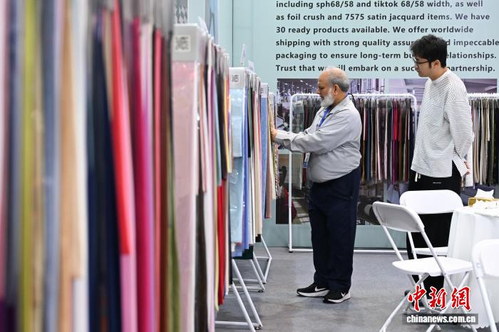 Fiera internazionale dei tessuti attrae commercianti cinesi e stranieri a Shaoxing