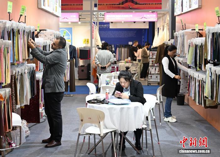 Fiera internazionale dei tessuti attrae commercianti cinesi e stranieri a Shaoxing