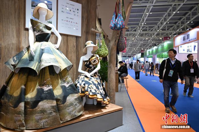Fiera internazionale dei tessuti attrae commercianti cinesi e stranieri a Shaoxing