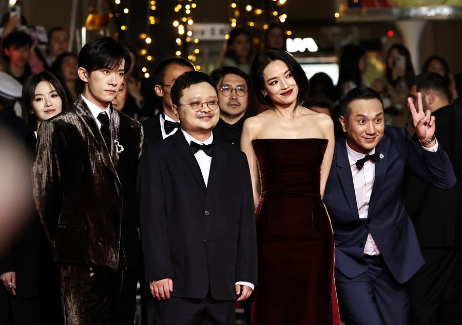 Il regista Bi Gan (secondo a sinistra, davanti) arriva con i membri del cast sul red carpet prima della première del film "Resurrection" durante la 78ª edizione del Festival di Cannes. (22 maggio 2025 - Xinhua/Gao Jing)