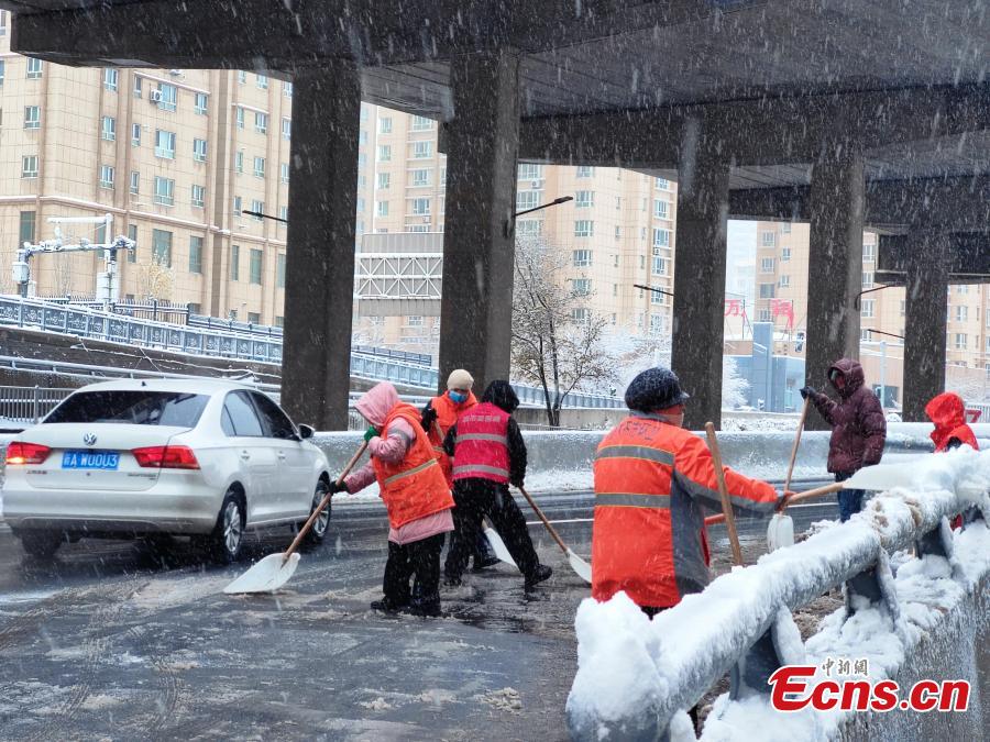 Forti nevicate colpiscono Urumqi nello Xinjiang nordoccidentale cinese
