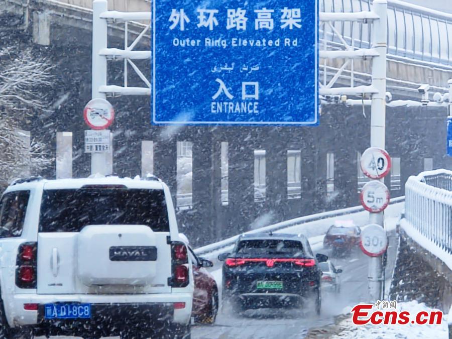 Forti nevicate colpiscono Urumqi nello Xinjiang nordoccidentale cinese