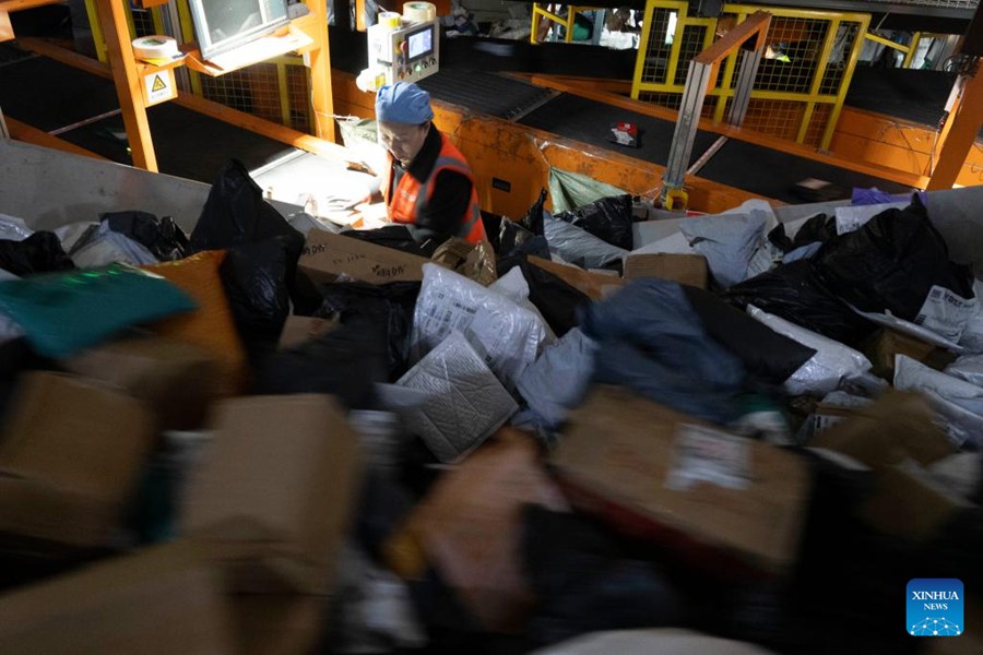 Un membro del personale smista i pacchi in una filiale di Cina Post a Harbin, nella provincia dello Heilongjiang, nord-est della Cina. (10 novembre 2025 - Xinhua/Zhang Tao)