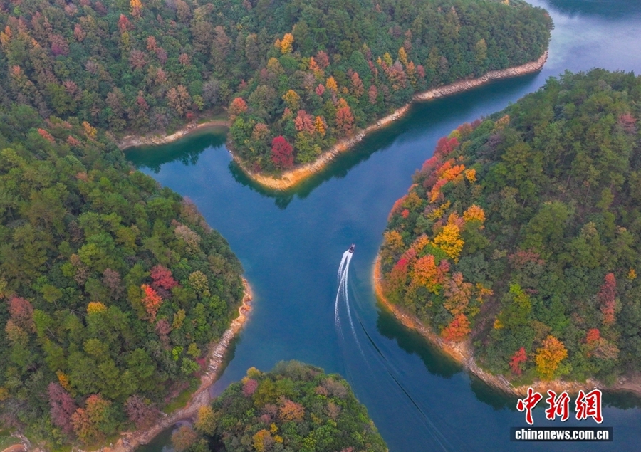 Chun'an, Zhejiang: le isole del Lago Qiandao mostrano colori vivaci in un paesaggio pittoresco