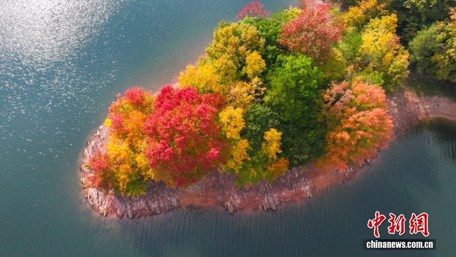 Chun'an, Zhejiang: le isole del Lago Qiandao mostrano colori vivaci in un paesaggio pittoresco
