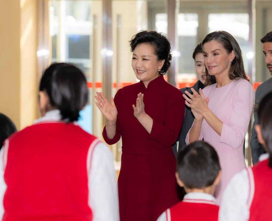 Peng Liyuan e la Regina Letizia di Spagna visitano centro servizi per persone con disabilità a Beijing