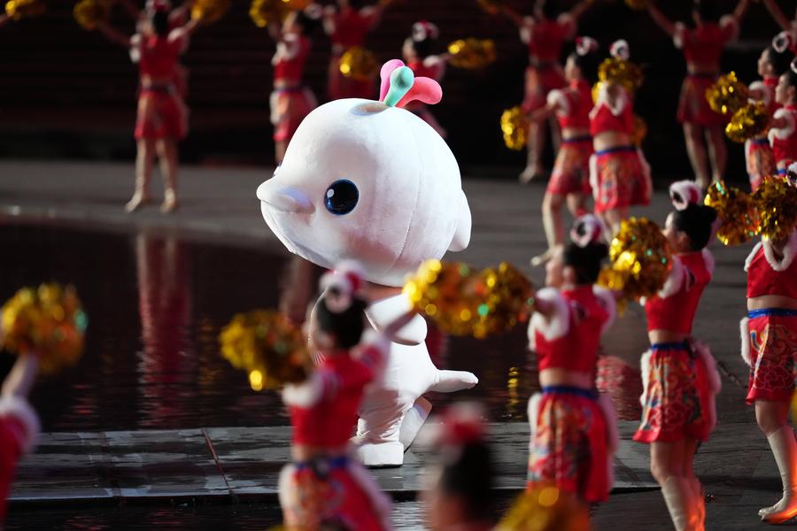 La mascotte durante la cerimonia di apertura dei XV Giochi Nazionali cinesi a Guangzhou, nella provincia meridionale cinese del Guangdong. (9 novembre 2025 - Xinhua/Li Yibo)