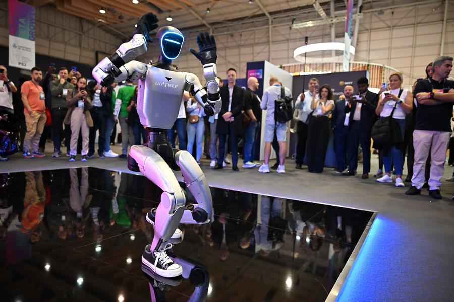 La robotica cinese ruba la scena al Web Summit di Lisbona