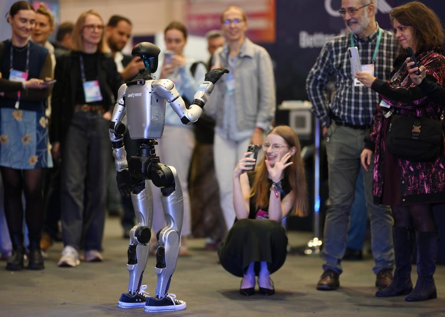 La robotica cinese ruba la scena al Web Summit di Lisbona