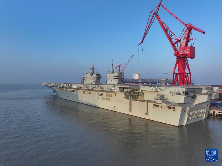 La Sichuan, prima nave d'assalto anfibia di tipo 076 della Cina, salpa dal molo del cantiere navale Hudong-Zhonghua di Shanghai per condurre la sua prima missione di prova in mare. (14 novembre 2025 - Xinhua/Zhang Liang)