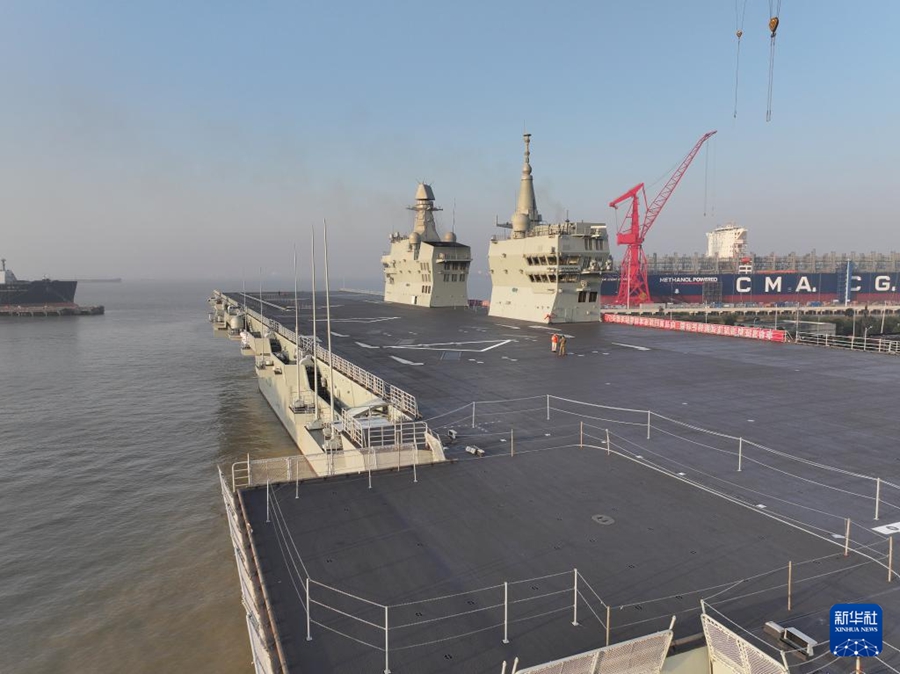 La portaerei Sichuan della Marina cinese effettua la sua prima prova in mare