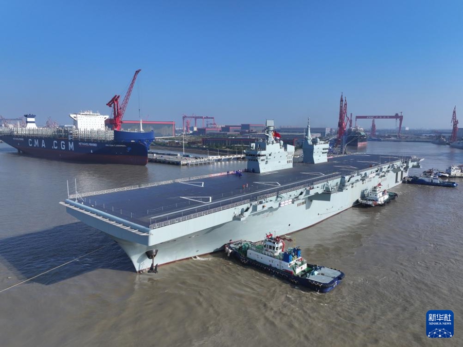 La portaerei Sichuan della Marina cinese effettua la sua prima prova in mare