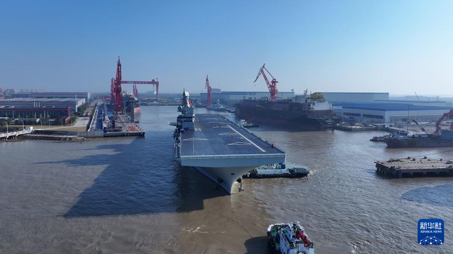 La portaerei Sichuan della Marina cinese effettua la sua prima prova in mare