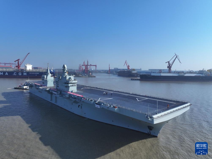 La portaerei Sichuan della Marina cinese effettua la sua prima prova in mare