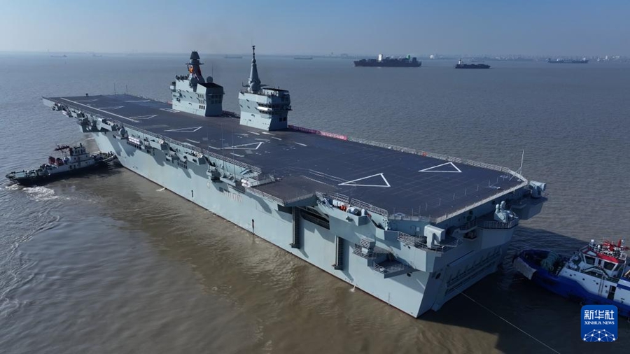 La portaerei Sichuan della Marina cinese effettua la sua prima prova in mare