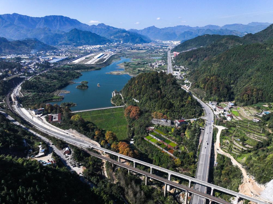 Completata la posa dei binari del progetto di estensione della ferrovia Weng'an-Machangping nel Guizhou, Cina sudoccidentale