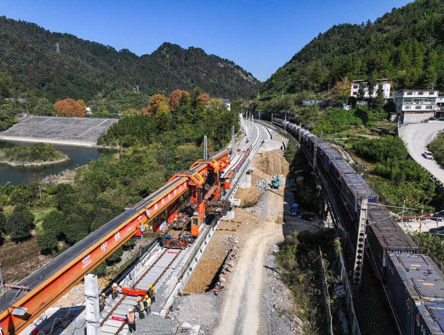 Completata la posa dei binari del progetto di estensione della ferrovia Weng'an-Machangping nel Guizhou, Cina sudoccidentale