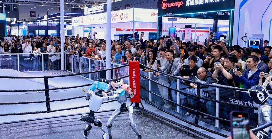 Due robot umanoidi eseguono una sessione di combattimento durante la 27a China Hi-Tech Fair (CHTF) a Shenzhen, nella provincia meridionale cinese del Guangdong. (14 novembre 2025 - Xinhua)