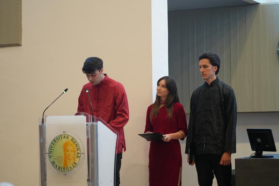 Studenti italiani recitano alcuni estratti da La Dottrina del Giusto Mezzo in cinese e italiano durante la cerimonia di apertura di una serie di eventi in occasione del 400° anniversario della nascita di Prospero Intorcetta presso l'Università degli Studi di Enna "Kore", in Sicilia. (11 novembre 2025 - Xinhua/Ren Yaoting)