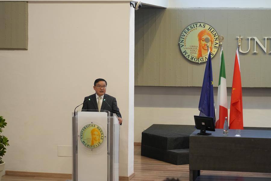 L'ambasciatore cinese in Italia Jia Guide pronuncia un discorso alla cerimonia di apertura di una serie di eventi in occasione del 400° anniversario della nascita di Prospero Intorcetta presso l'Università degli Studi di Enna "Kore", in Sicilia. (11 novembre 2025 - Xinhua/Ren Yaoting)