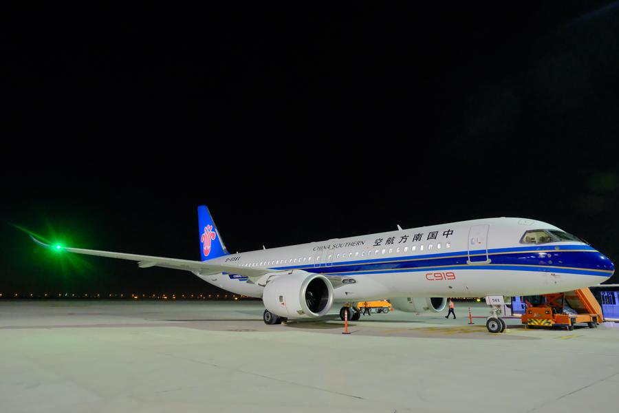 Un aereo C919 della China Southern Airlines all'aeroporto internazionale Al Maktoum di Dubai, negli Emirati Arabi Uniti (EAU). (14 novembre 2025 - China Southern Airlines/via Xinhua)