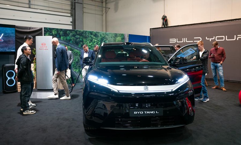 Area espositiva di BYD al 7° e-SALON a Praga, Repubblica Ceca. (14 novembre 2025 - Xinhua/Dana Kesnerova)