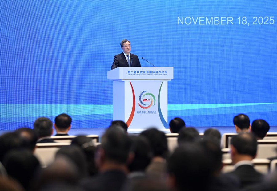 Il vicepremier cinese Ding Xuexiang interviene alla cerimonia di apertura del secondo Forum di Cooperazione del China Railway Express a Xi'an, capoluogo della provincia nord-occidentale cinese dello Shaanxi. (18 novembre 2025 - Xinhua/Zhang Ling)