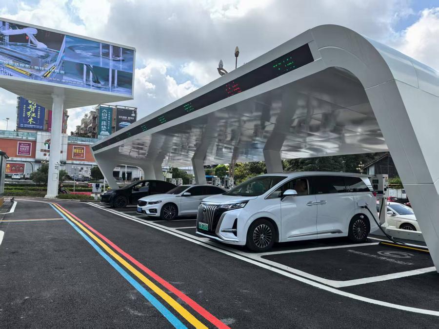 Veicoli elettrici in ricarica presso la stazione Quanhu Park, dotata di caricabatterie ultraveloci raffreddati a liquido, a Guiyang, nella provincia sud-occidentale cinese del Guizhou. (13 giugno 2025 - Xinhua)