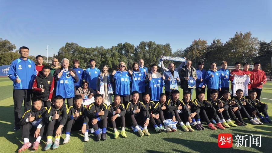 Sindaci internazionali posano per una foto di gruppo con gli allenatori e i giocatori della squadra del Nanjing partecipante alla Jiangsu Football City League e con i giocatori della Yuhuatai Middle School.