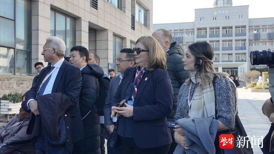 Delegazione di, partecipanti all'evento Global Mayors Dialogue, visitano la Yuhuatai Middle School di Nanjing.