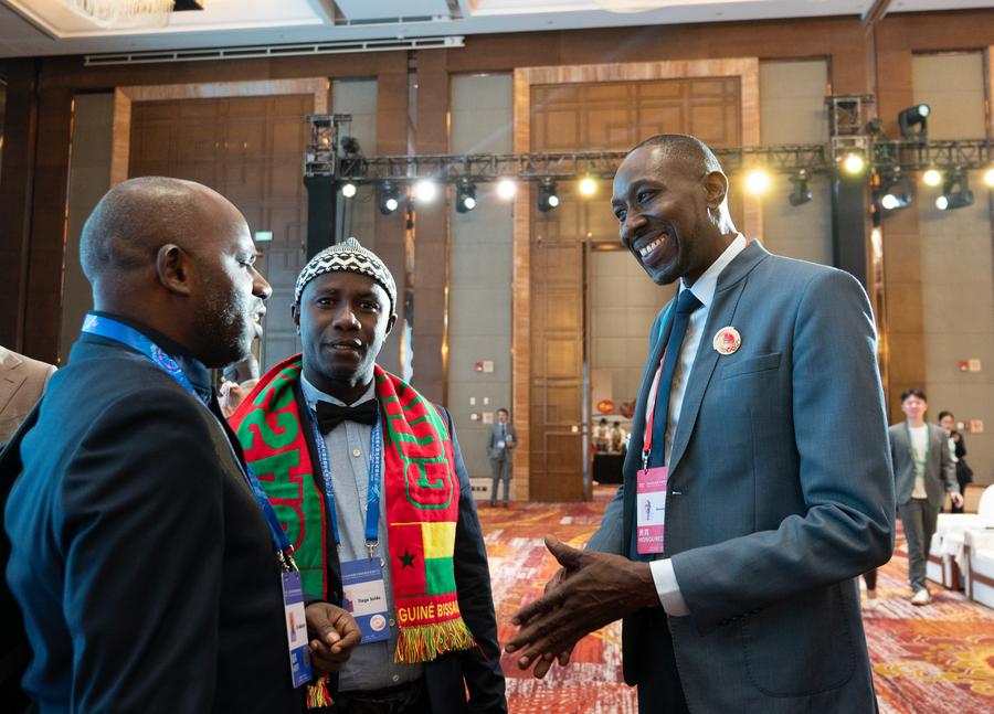 Partecipanti comunicano tra loro dopo la cerimonia di apertura del Global South Media and Think Tank Forum 2025 a Kunming, nella provincia sud-occidentale dello Yunnan, in Cina. (6 settembre 2025 - Xinhua/Gao Yongwei)