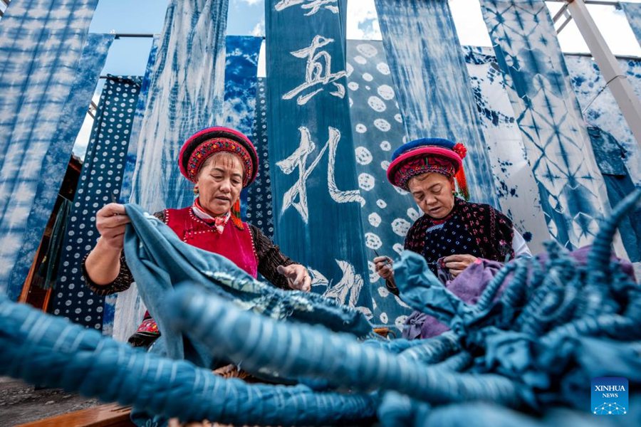 Villaggio di Zhoucheng, luogo d'origine della tecnica del tie-dye del gruppo etnico Bai nello Yunnan