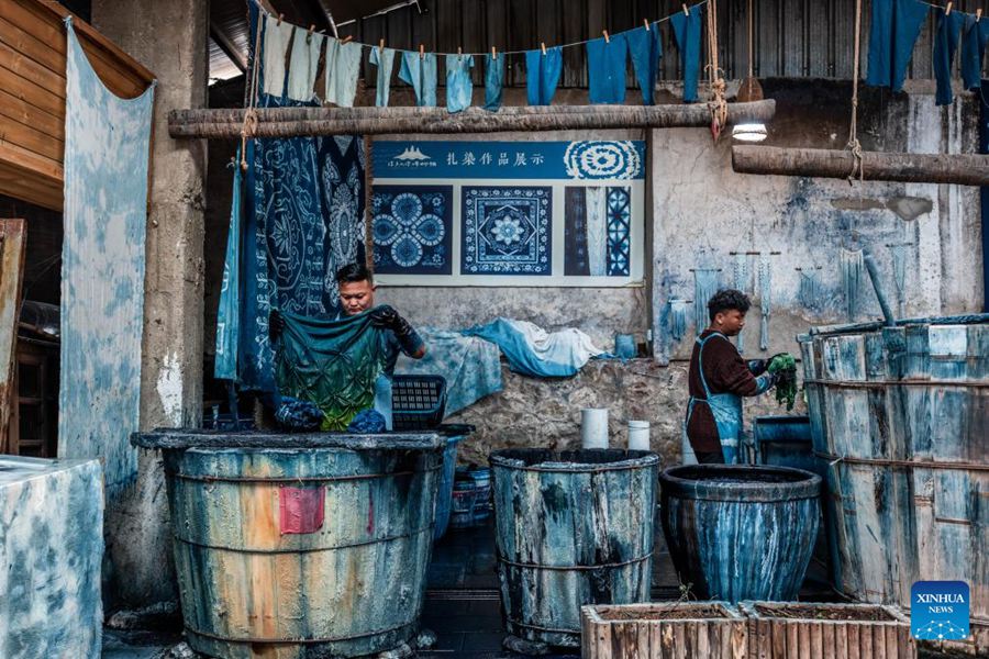 Villaggio di Zhoucheng, luogo d'origine della tecnica del tie-dye del gruppo etnico Bai nello Yunnan