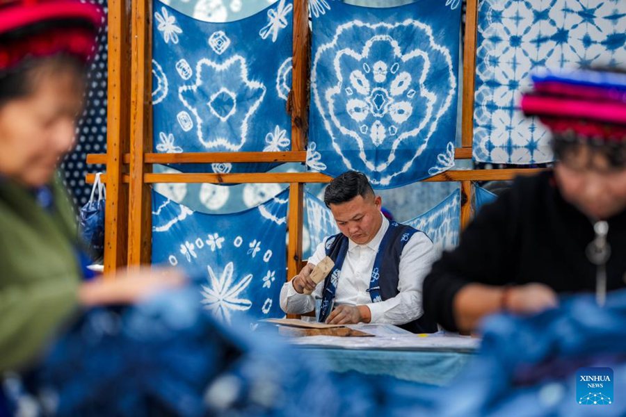 Villaggio di Zhoucheng, luogo d'origine della tecnica del tie-dye del gruppo etnico Bai nello Yunnan
