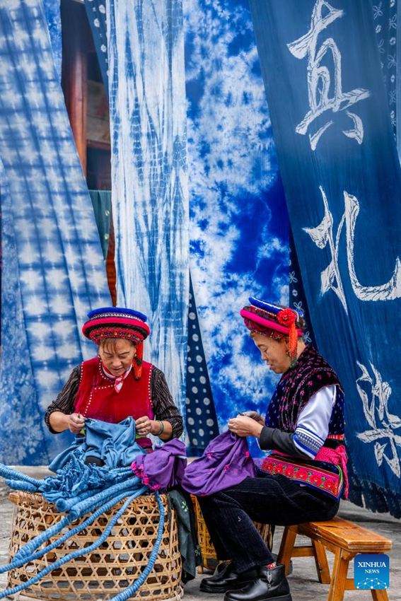 Villaggio di Zhoucheng, luogo d'origine della tecnica del tie-dye del gruppo etnico Bai nello Yunnan