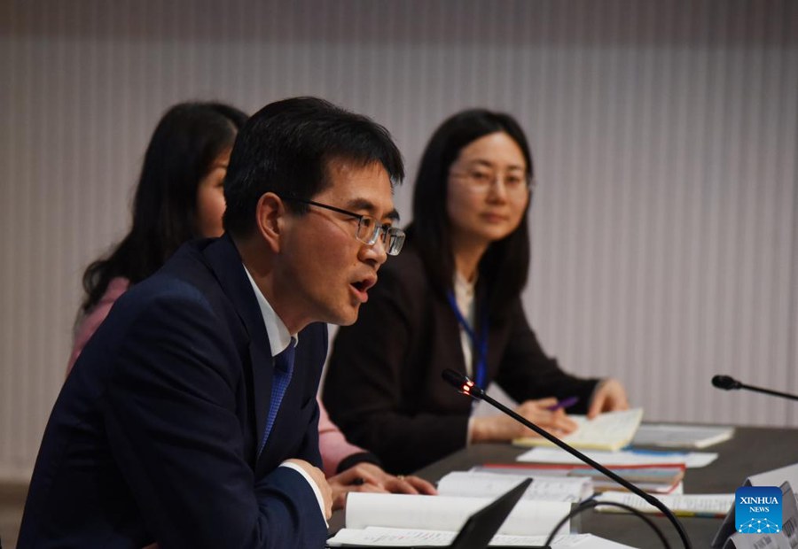 Wang Daxue, vice Direttore Generale del Dipartimento per il Controllo degli Armamenti del Ministero degli Affari Esteri cinese e capo della delegazione cinese alla 30a sessione della Conferenza degli Stati Parte della Convenzione sulle Armi Chimiche (CSP-30), tiene un discorso durante un evento a margine ospitato dalla delegazione cinese all'Aia, nei Paesi Bassi. (24 novembre 2025 - Xinhua)