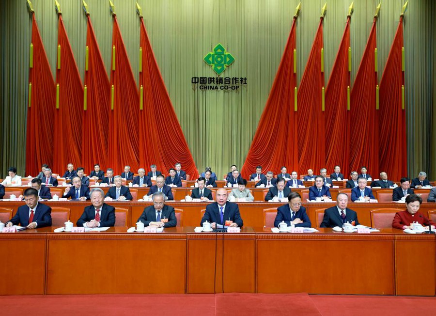 Il Vice Premier cinese Liu Guozhong, membro dell'Ufficio Politico del Comitato Centrale del Partito Comunista Cinese, partecipa all'ottavo congresso nazionale della Federazione Cinese delle Cooperative di Fornitura e Marketing a Beijing, capitale della Cina. (24 novembre 2025 - Xinhua/Wang Ye)