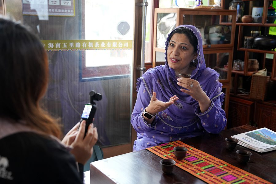 La cultura del tè biologico di Baisha attrae giornalisti stranieri