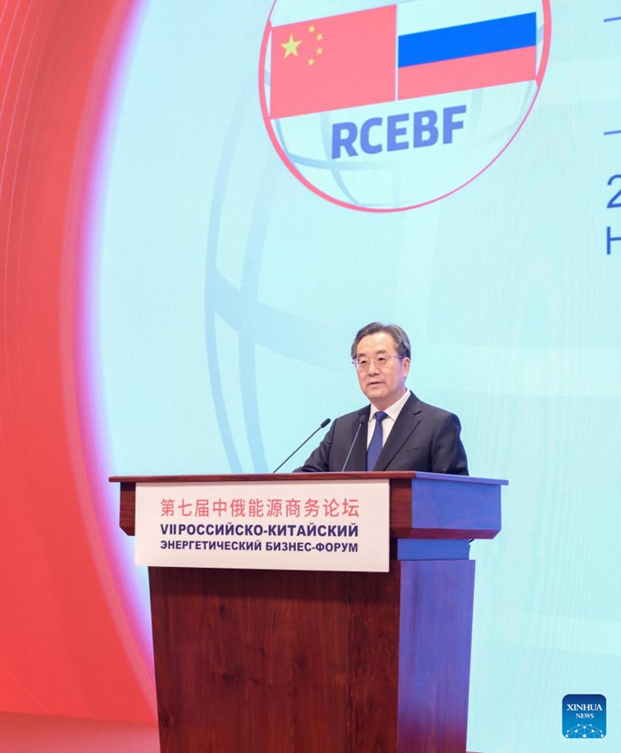 Il vicepremier cinese Ding Xuexiang, membro del Comitato Permanente dell'Ufficio Politico del Comitato Centrale del Partito Comunista Cinese (PCC), interviene alla cerimonia di apertura del 7° Forum economico sull'energia Cina-Russia e legge un messaggio di congratulazioni del Presidente cinese Xi Jinping presso la Diaoyutai State Guesthouse a Beijing, capitale della Cina. (25 novembre 2025 - Xinhua/Ding Lin)