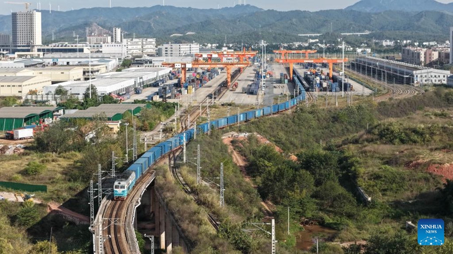 Un treno merci parte dal porto terrestre internazionale di Ganzhou, nella provincia orientale cinese del Jiangxi. (19 novembre 2025 - Zhang Mengfei/Xinhua)