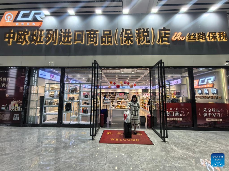 Una cliente esce da un negozio doganale di importazione presso la stazione ferroviaria di Ganzhou West, nella provincia orientale cinese del Jiangxi. (12 novembre 2025 - Zou Yang/Xinhua)