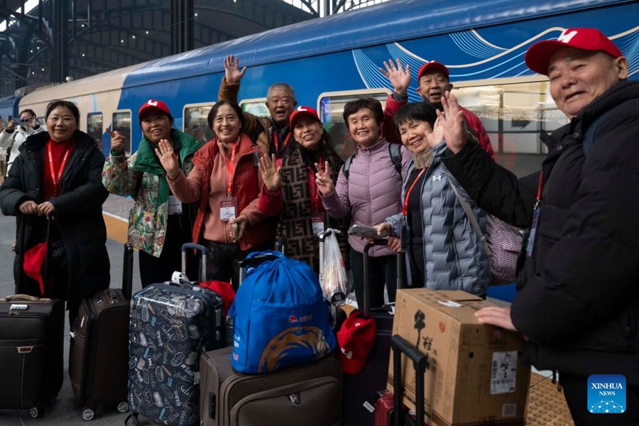 Treno turistico a tema ghiaccio e neve lanciato a Harbin, Cina nordorientale