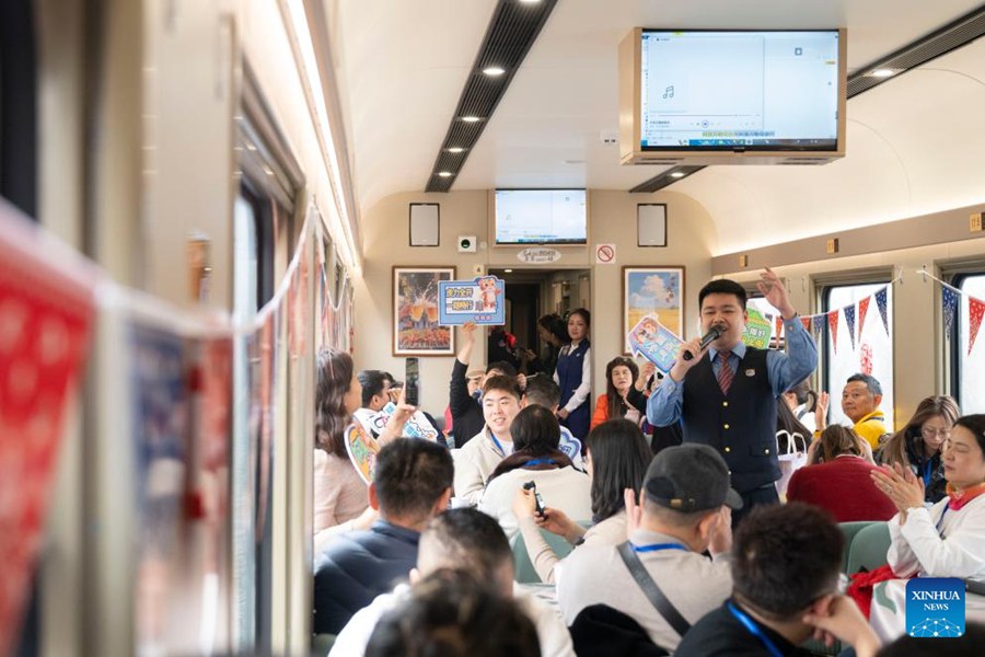 Treno turistico a tema ghiaccio e neve lanciato a Harbin, Cina nordorientale