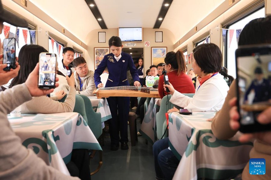 Treno turistico a tema ghiaccio e neve lanciato a Harbin, Cina nordorientale